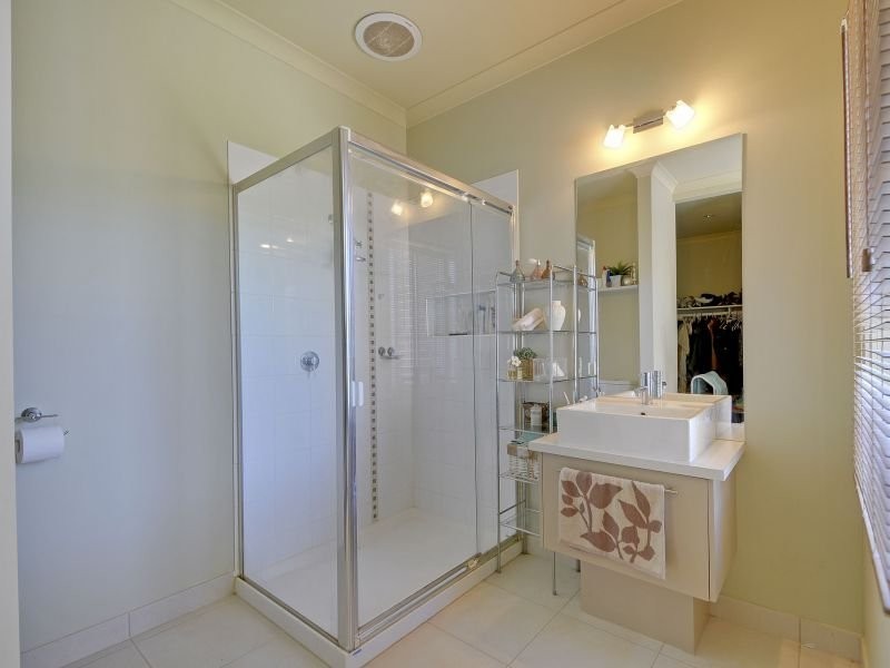 33 Villeneuve Drive, Trafalgar VIC 3824