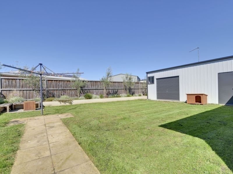 33 Villeneuve Drive, Trafalgar VIC 3824