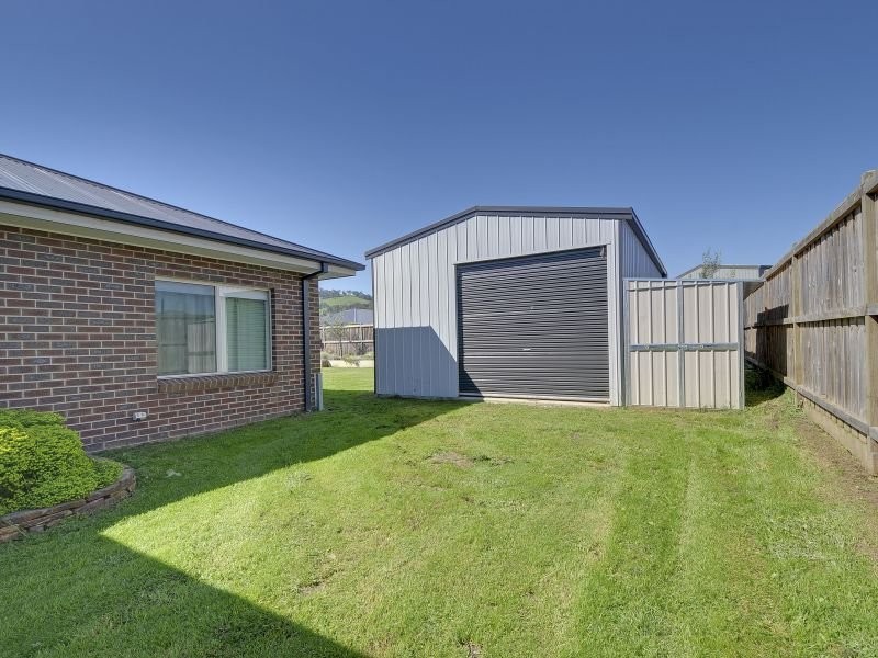 33 Villeneuve Drive, Trafalgar VIC 3824