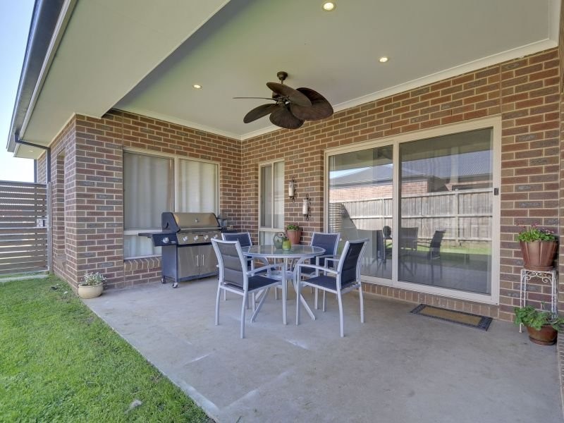 33 Villeneuve Drive, Trafalgar VIC 3824