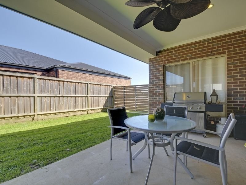 33 Villeneuve Drive, Trafalgar VIC 3824