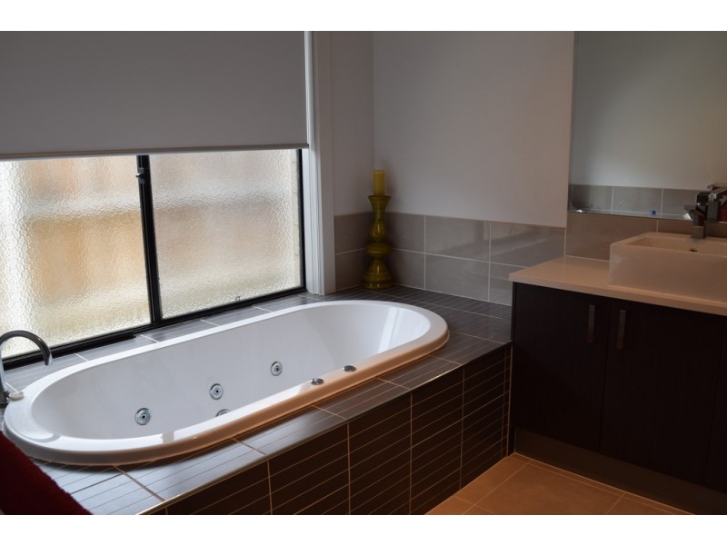 3 Sweetwater Place, Moe VIC 3825