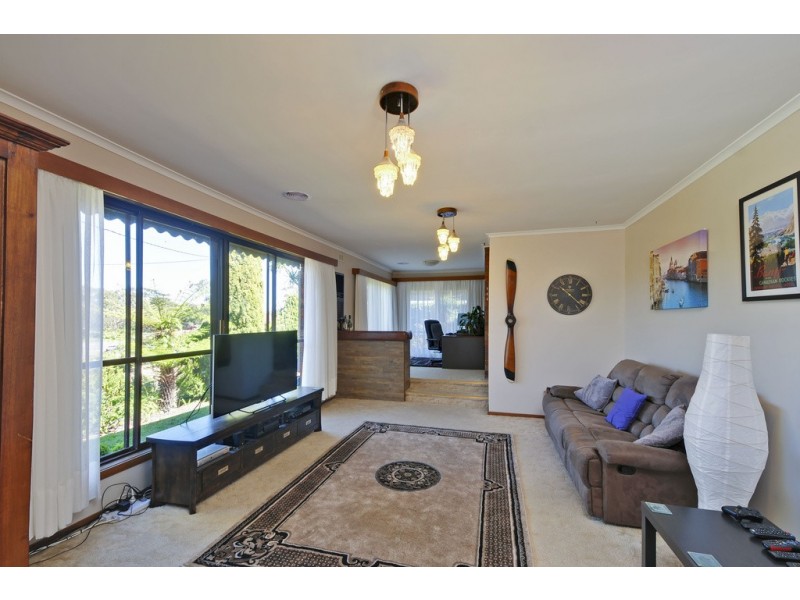 8 Smallburn Ave, Newborough VIC 3825