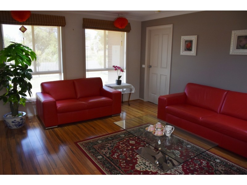 18 Saxtons Drive, Moe VIC 3825
