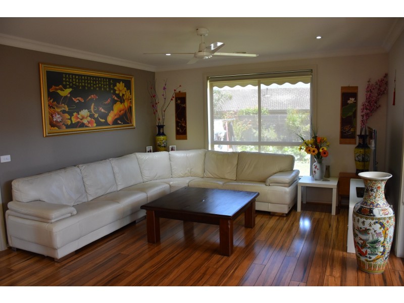 18 Saxtons Drive, Moe VIC 3825
