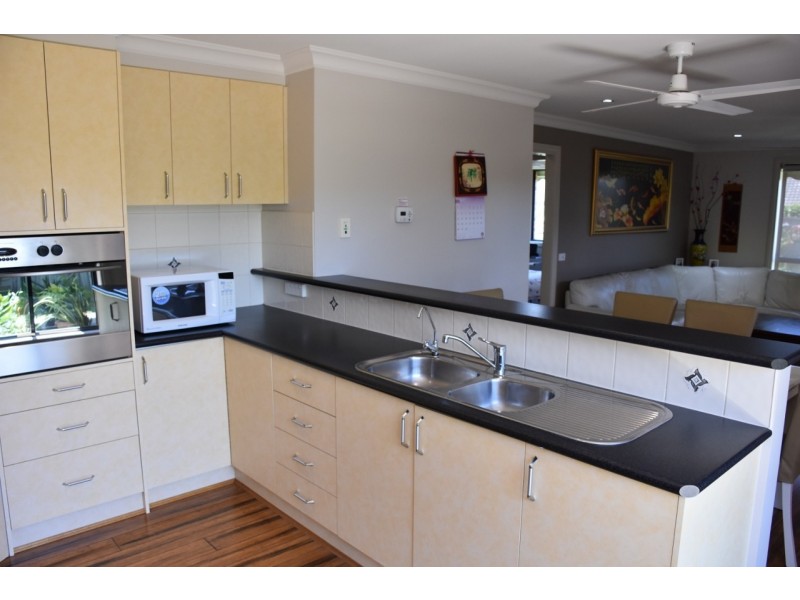 18 Saxtons Drive, Moe VIC 3825