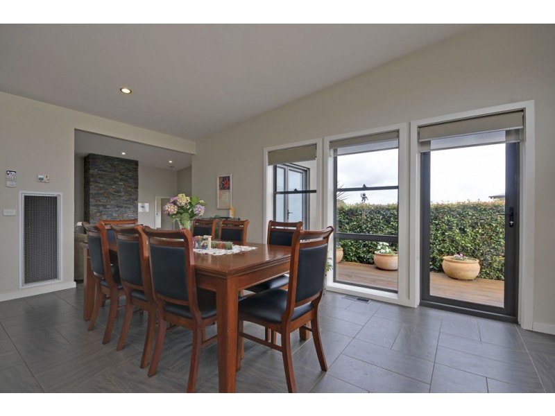 33 Comans Way, Moe VIC 3825