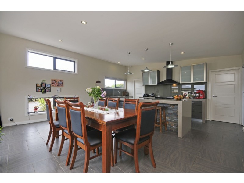 33 Comans Way, Moe VIC 3825