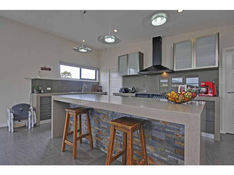 33 Comans Way, Moe VIC 3825