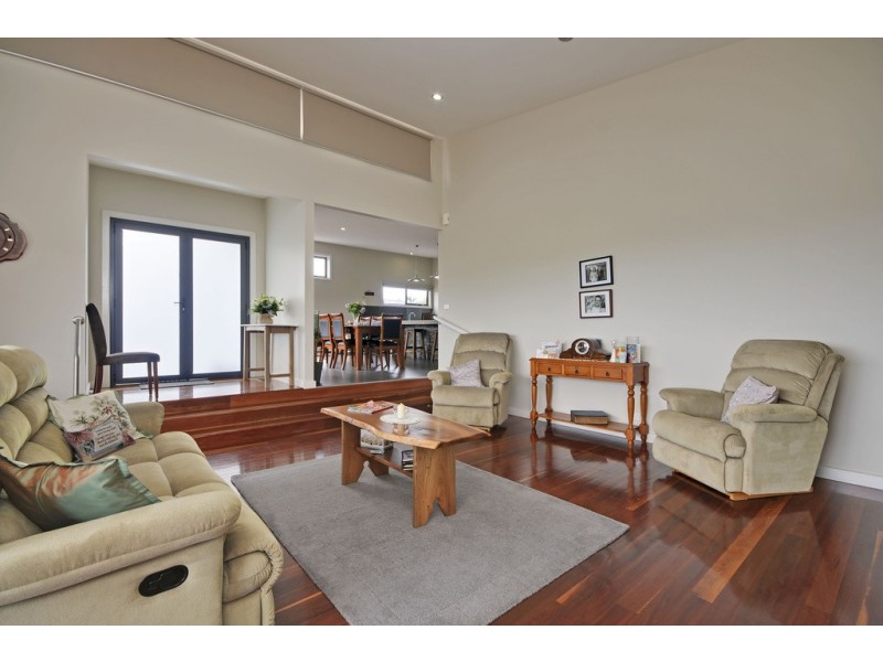 33 Comans Way, Moe VIC 3825