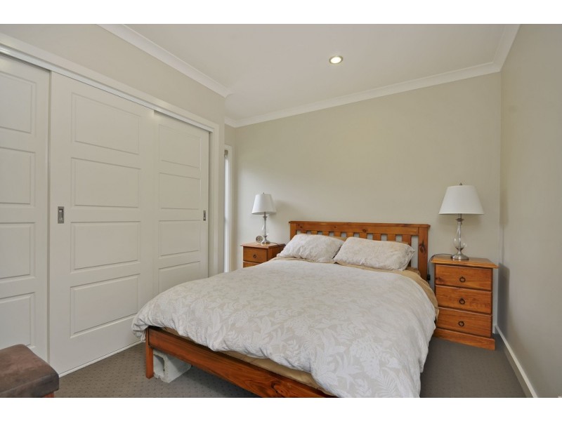 33 Comans Way, Moe VIC 3825