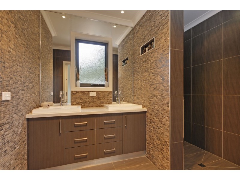 33 Comans Way, Moe VIC 3825