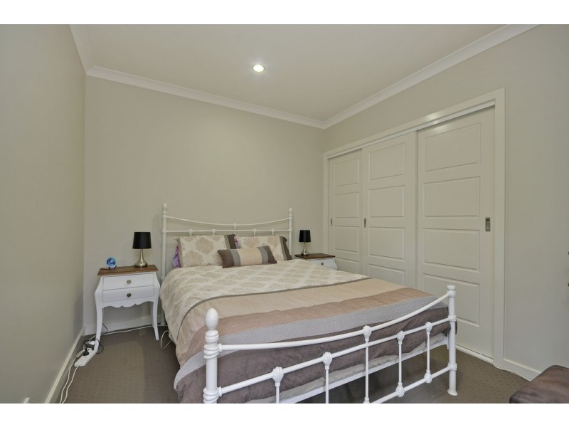 33 Comans Way, Moe VIC 3825