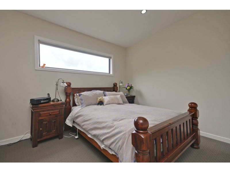 33 Comans Way, Moe VIC 3825