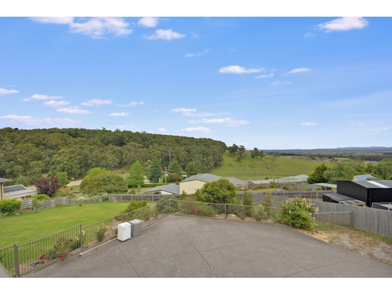 33 Comans Way, Moe VIC 3825