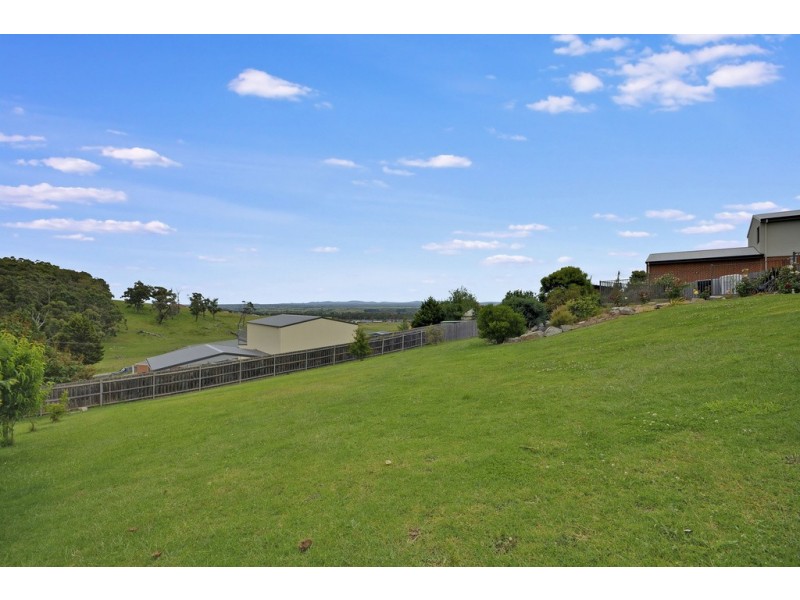 33 Comans Way, Moe VIC 3825