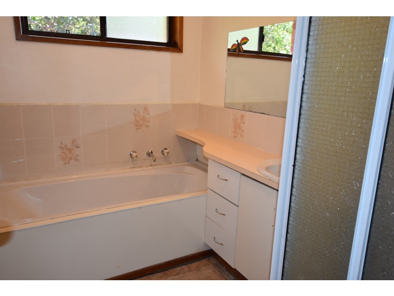 15 Yasmin Drive, Hernes Oak VIC 3825