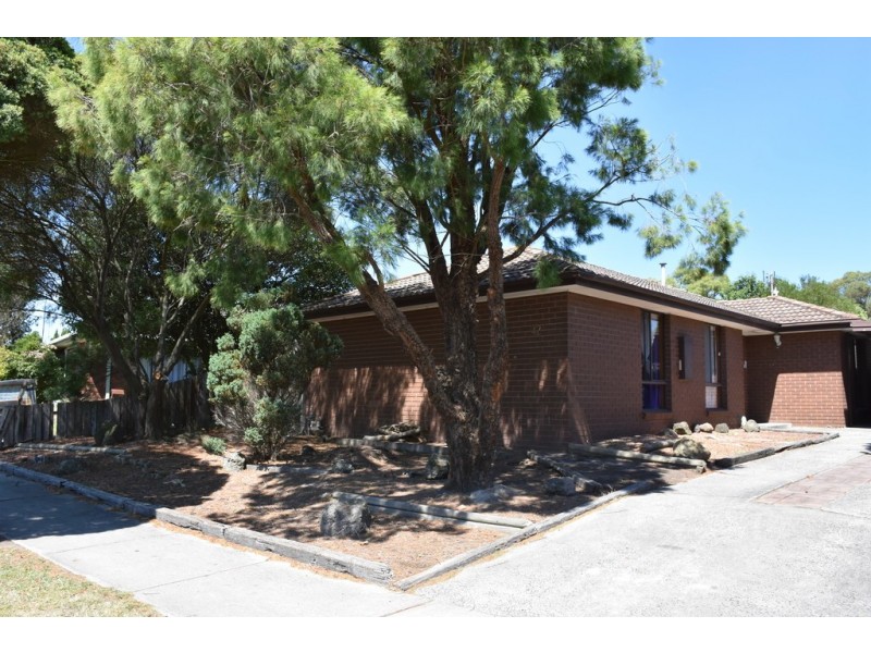 42 Dinwoodie Drive, Newborough VIC 3825