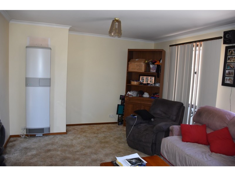 42 Dinwoodie Drive, Newborough VIC 3825