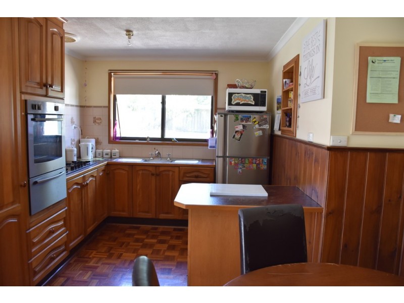 42 Dinwoodie Drive, Newborough VIC 3825