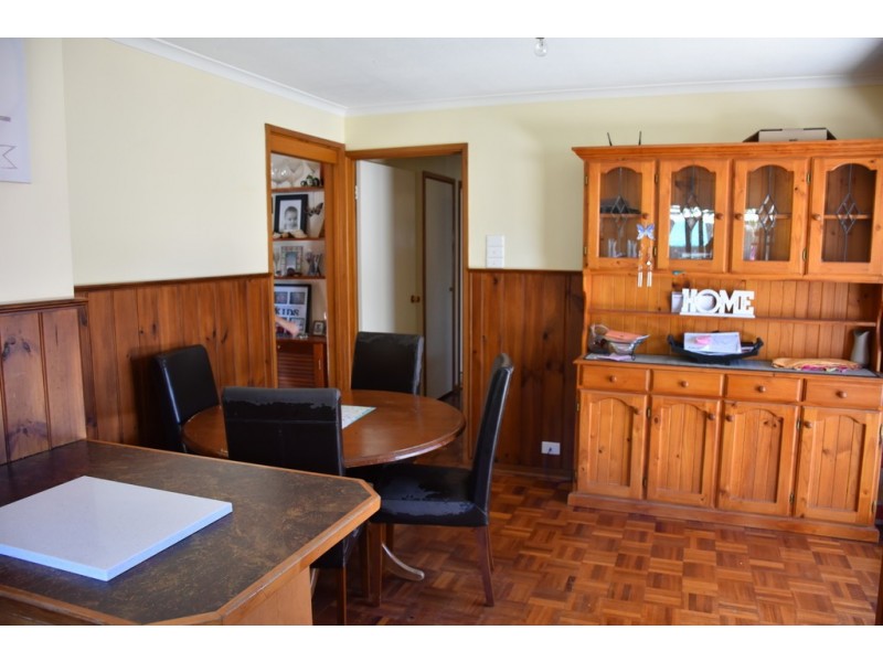 42 Dinwoodie Drive, Newborough VIC 3825