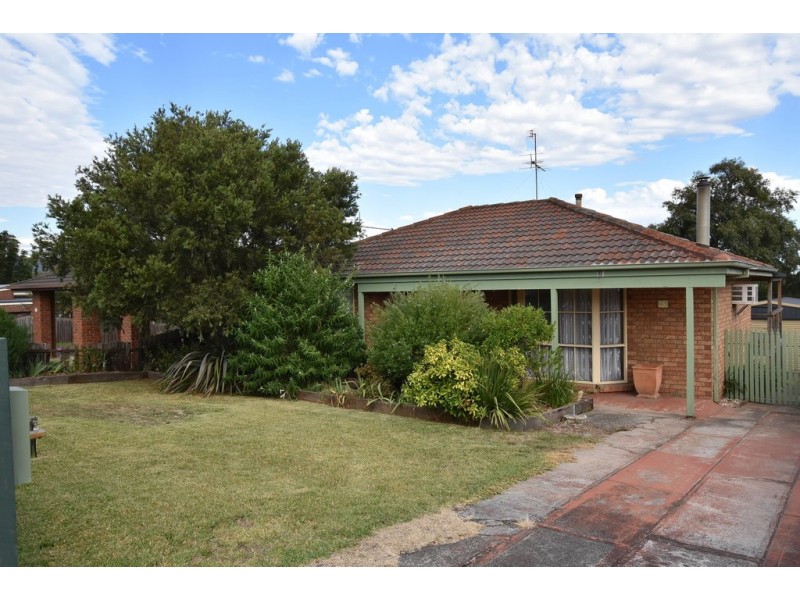 43 Dinwoodie Drive, Newborough VIC 3825