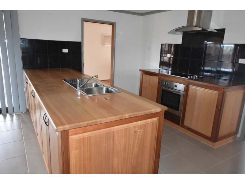 43 Dinwoodie Drive, Newborough VIC 3825