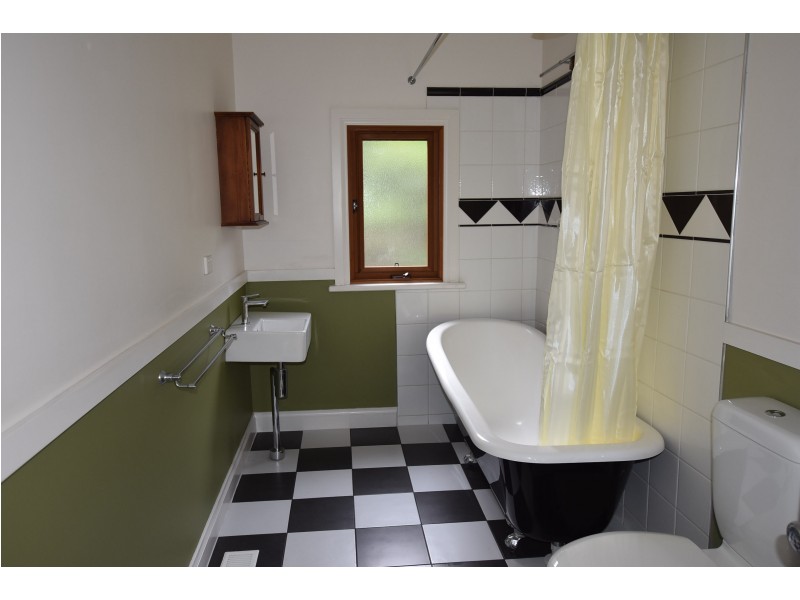 4 Railway Crescent, Moe VIC 3825