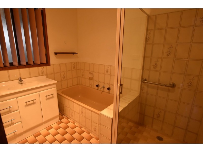 12 Jeeralang Avenue, Newborough VIC 3825