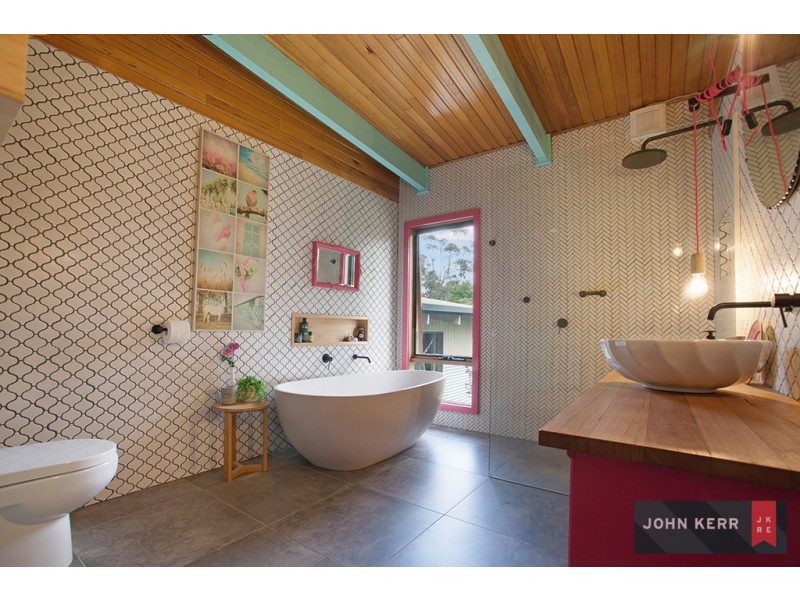 60 Pearces Track, Hernes Oak VIC 3825