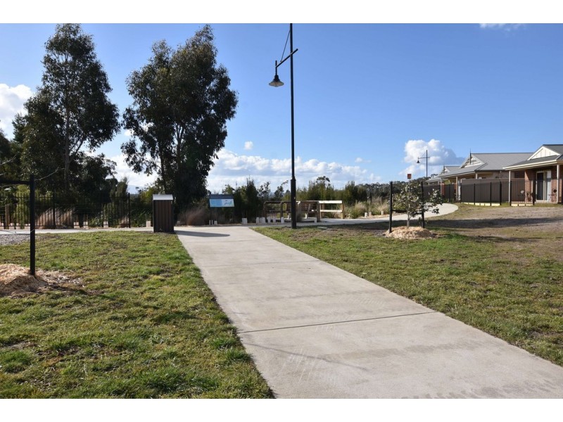 42 Discovery Boulevard, Moe VIC 3825