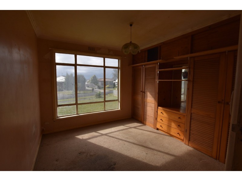 27 Hawker Street, Moe VIC 3825