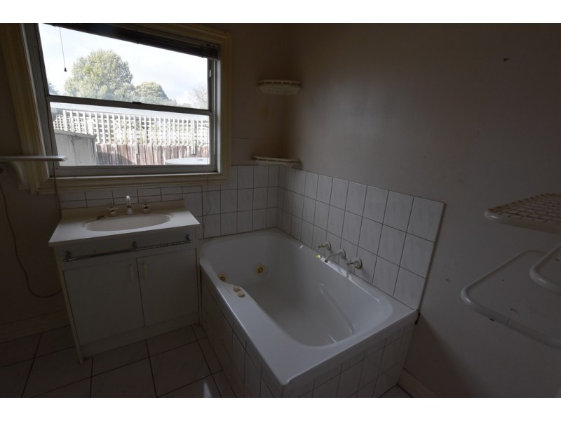 27 Hawker Street, Moe VIC 3825