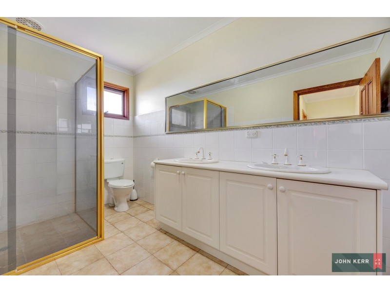 70 McDonalds Track, Hernes Oak VIC 3825