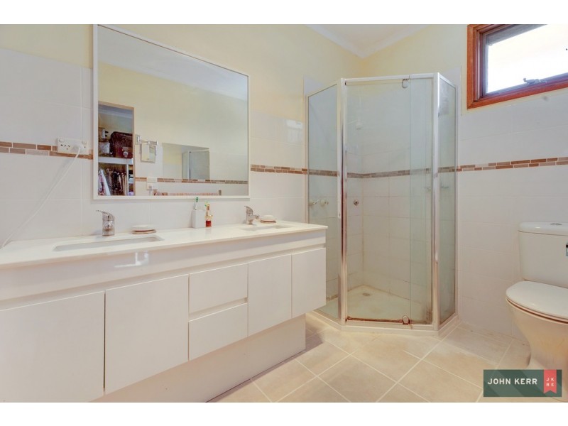 70 McDonalds Track, Hernes Oak VIC 3825