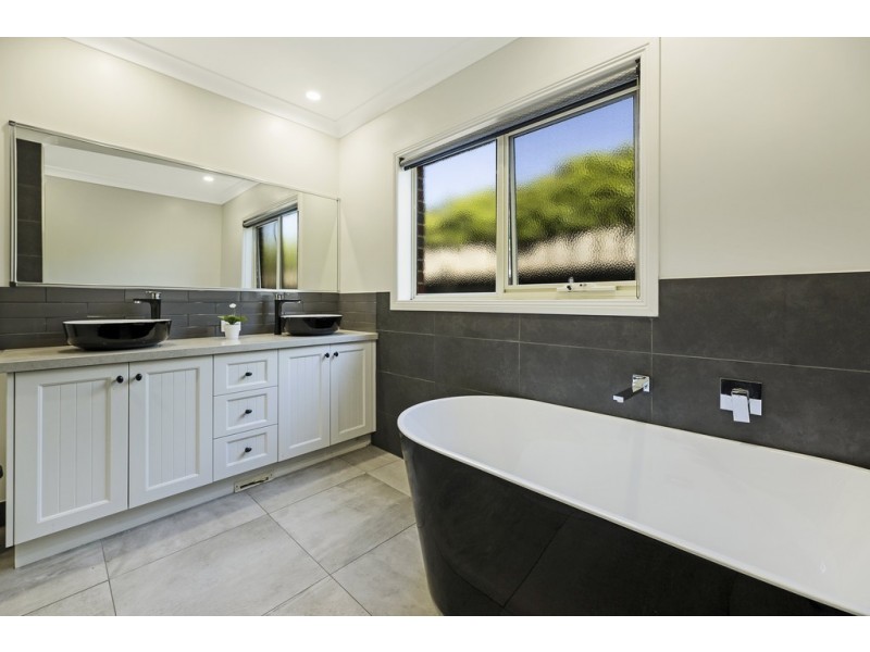 61 Parkside Drive, Moe VIC 3825