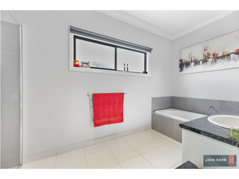 10 Montane Boulevard, Newborough VIC 3825