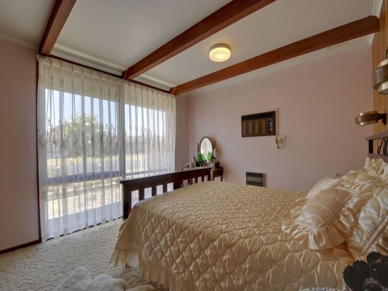 6 Saxtons Drive, Moe VIC 3825