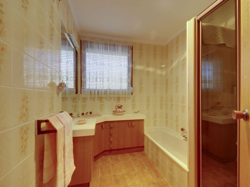 6 Saxtons Drive, Moe VIC 3825
