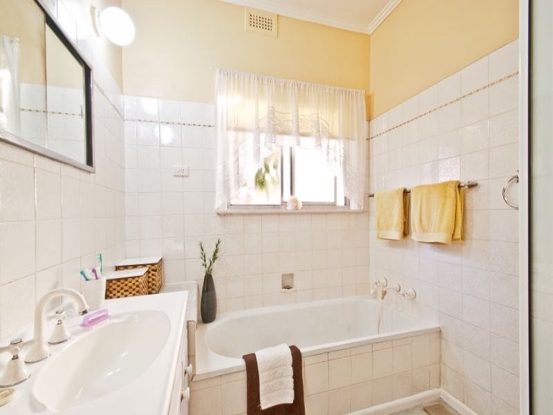 18 Vale Street, Moe VIC 3825