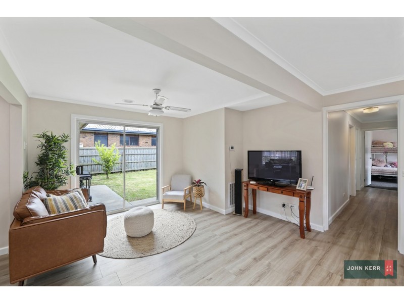 8 Hall Court, Newborough VIC 3825