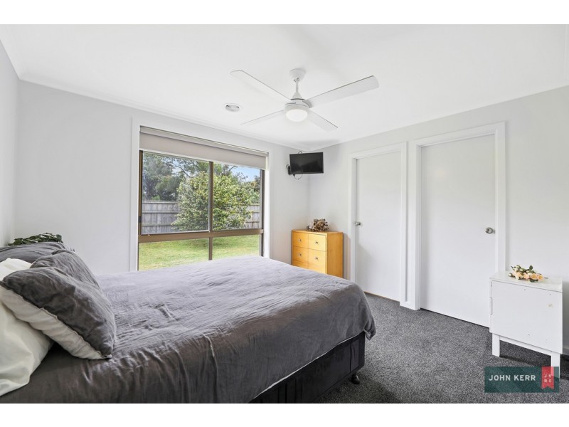 8 Hall Court, Newborough VIC 3825