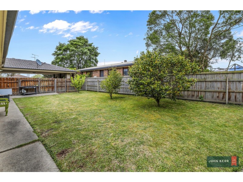 8 Hall Court, Newborough VIC 3825