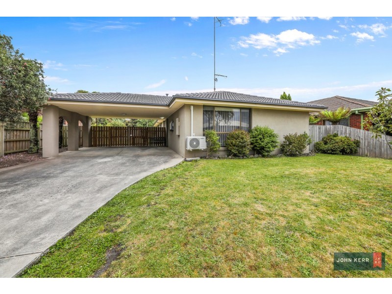 8 Hall Court, Newborough VIC 3825