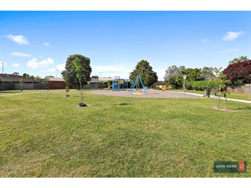 8 Hall Court, Newborough VIC 3825