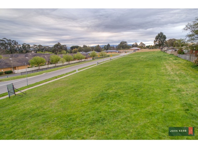 24 Amaroo Way, Newborough VIC 3825