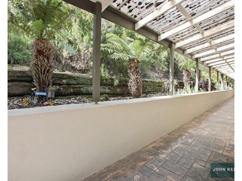 90 Pearces Track, Hernes Oak VIC 3825
