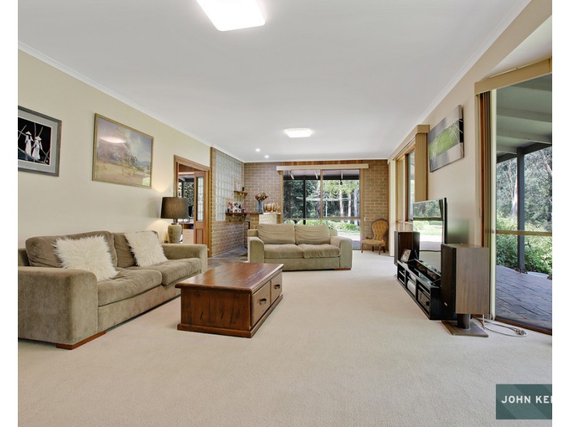 90 Pearces Track, Hernes Oak VIC 3825