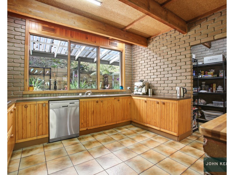 90 Pearces Track, Hernes Oak VIC 3825