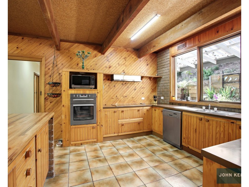 90 Pearces Track, Hernes Oak VIC 3825